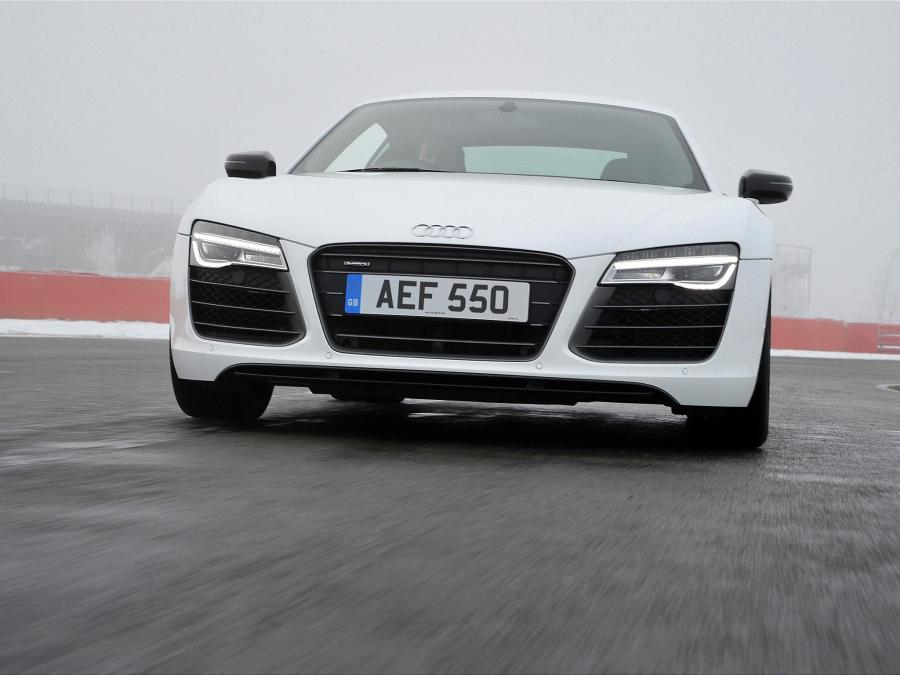  Audi R8 V10 Plus 2013 года  (UK) (фото 12 из 15)